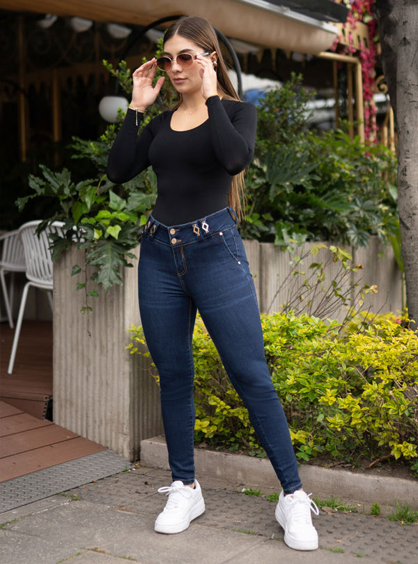 Jean skinny push up con detalles en la pretina